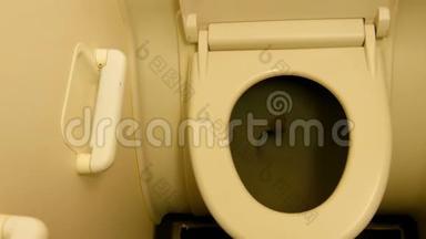 飞机上的旧厕所舱。 厕所和冲水按钮。 现代飞机卫生间内部